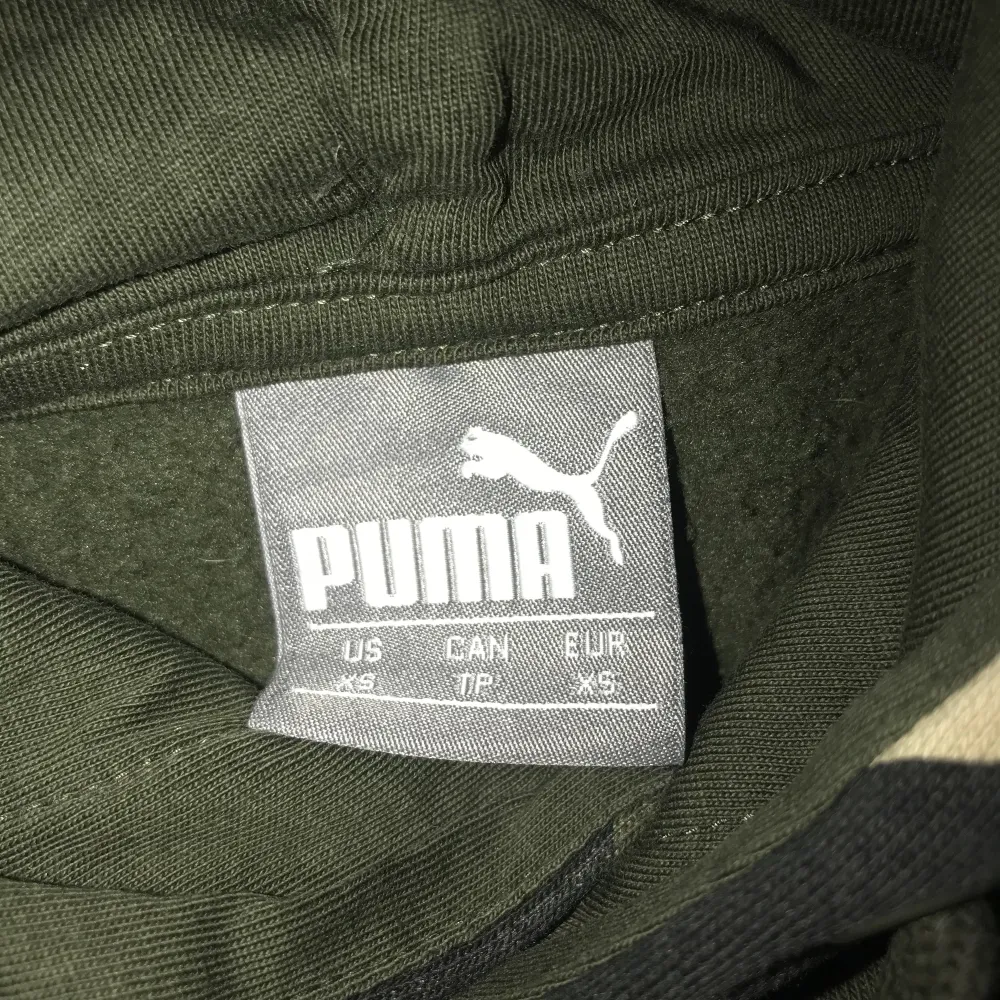 Superfin Puma kamouflage hoodie. Knappt använd och aldeless för liten för mig nu, superfin present till barnet kanske??  (Tar ändast upphämtning/mötande) Hör gärna av er vid frågor :)  Mvh Frog. Hoodies.