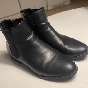 only skor - säljer nästan helt oanvända only skor i storlek 40, dom är hyfsat små i storleken. säljer då dom inte kommer till användning🫶🏼🫶🏼