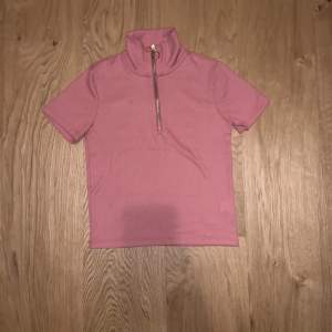 Fin rosa croppad tshirt från Bherska. Storlek S🫶🏼 50kr + frakt