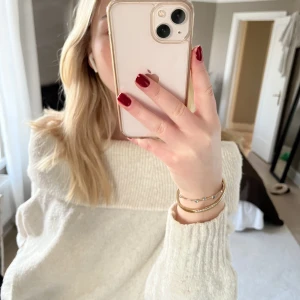 Stickad trendig tröja från hm - Säljer nu denna trendiga stickade tröja ifrån hm! ☺️Begagnat men fint skick! Varm och gosig! Har dock en fläck på insidan där man viker (syns inte när man har på sig den) därav pris! ☺️ Storlek M! 