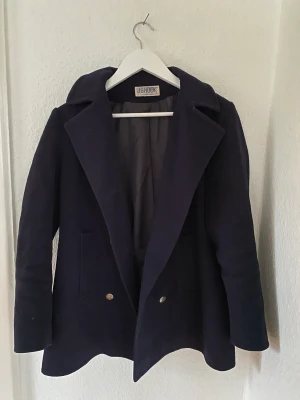 Blå kappa - Säljer denna då den förtjänar mer användning. Den är i bra skick och varm. 