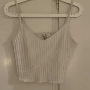 Linne - Gulligt vitt linne jag köpte på h&m för några år sedan. Den är använd fåtal gånger men så gott som ny!