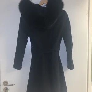Kappa med äkta päls  - Kappa med äkta päls i fint skick.  Inga hål eller dylikt!