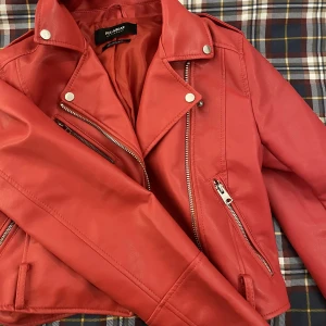 Röd skinnjacka - Snygg slusåld skinnjacka från Pull & Bear. Den är i storlek 38 men skulle säga att den är ganska liten i storleken. Använd 3-4 gånger 💕