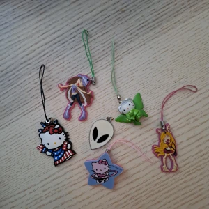  Nyckelringar -  Har bratz och hello kitty. 35kr/st Pm för mer info