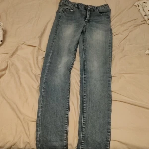 Villa lågmidjade jeans - Skit snygga jeans från villa köpte för 600kr säljer för 299kr!Riktigt bra pris för en väldigt fin vara använt en gång bara pga. Att dom var för små köparen står för frakt❤️😊