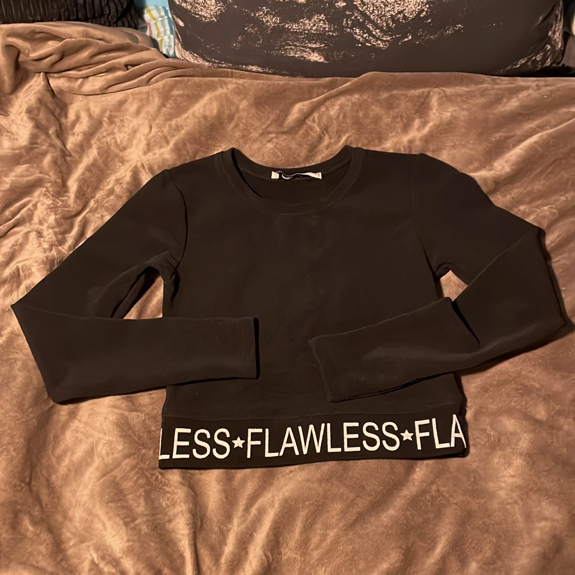 Svart långärmad tröja med tryck 