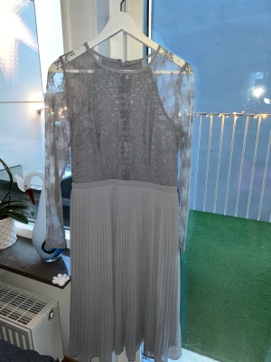 Spetsklänning - Jätte fint spetsklänning. Har använt en gång 