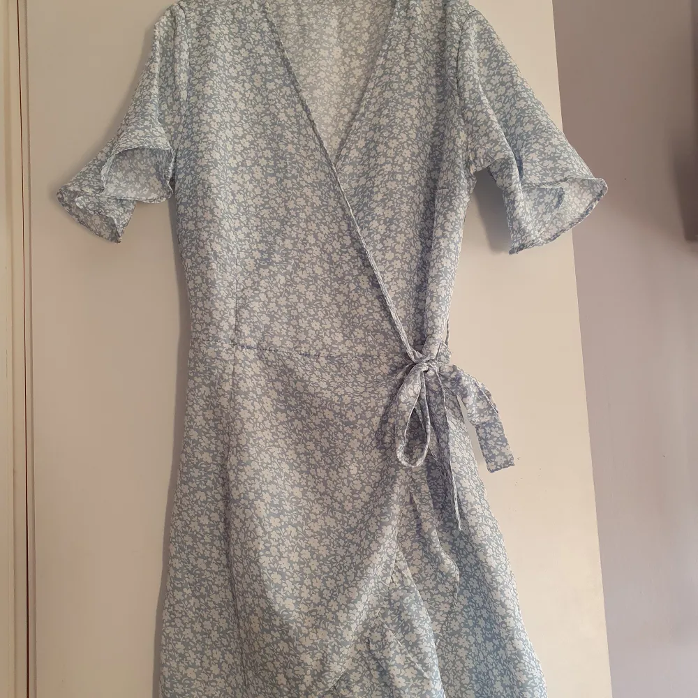 En fin klänning som jag köpte härifrån lite akut till en skolavslutning som nu inte används mer💙 storlek xs säljs för 70+frakt . Klänningar.