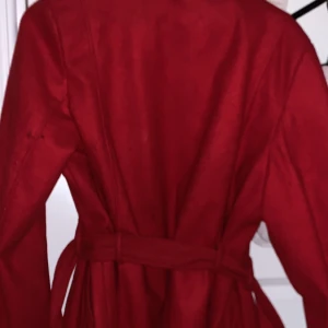 Rött kappa - Varmt, jätte skönt och  sitter så fint .storleken är S men passar också M