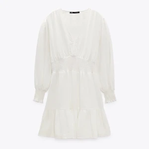 Zara Klännig - Hej säljer denna jättefina  klännig från zara som är i nyskick och knappt är använd, 💕skriv gärna  privat för bilder eller frågor🫶🏼