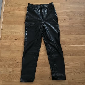 Skinnbyxor  - Ormskinnsimitaion, fodrade på insidan så fastnar inte mot huden. Hund finns i hemmet 