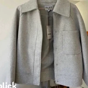 Trendig kort grå kappa  - Säljer denna superfina kappa som är slutsåld. Använd sparsamt under vintern. Skriv för fler bilder💕💕🌟🌟 Nypris: 659🌟 Skriv privat vid intresse💫💫💫