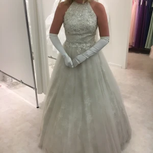 Balklänning  - Balklänning använd 1 gång i fint skick. Kommer med underkjol. Uppsydd för mig som är 165.