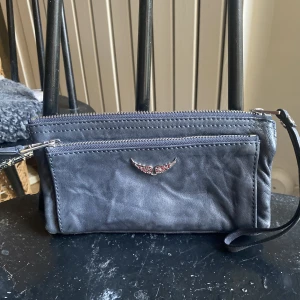 äkta (!!!) Zadig väska - Fick denna som present men har aldrig använt så i nyskick. Så cool och perfekt storlek för en utekväll! Färgen syns bäst på bild 3. Pris kan diskuteras vid snabb affär