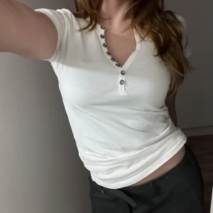 Vit topp - Säljer denna superfin top från ALNWICK i stlk S/M. Den är inte crop! Gott skick men lite lösa trådar  på insidan.  LÄS min bio innan ni köper, tack!❤️