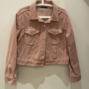 Manchester jacka  - Manchester jacka köpt på Gina tricot för ett år sen. Aldrog använd. Storlek L men sitter mer som en M. Jättefin till våren. Säljs för 100kr inklusive frakt. Skriv för fler bilder.