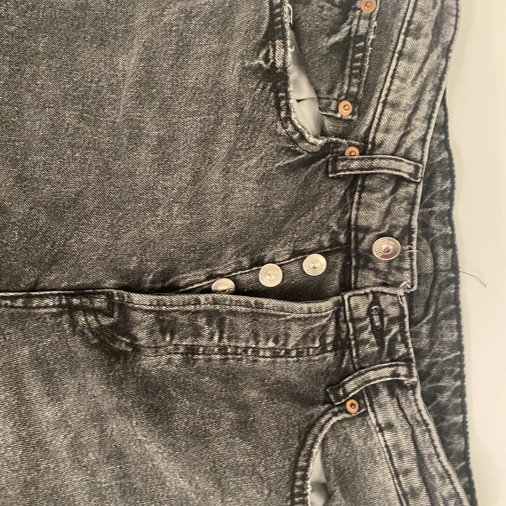 High waist jeans från H&M, använt ett fåtal gånger och säljer eftersom de inte används och är för stora på mig. För mer bilder eller för svar på frågor skriv. Ordinarie pris 300kr. Köparen står för frakt.. Jeans & Byxor.