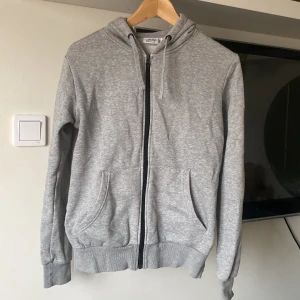 Zipup hoodie stl S - Grå zip-up hoodie storlek M, dock liten i storlek, skulle säga att den är storlek S. 