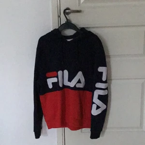 FILA  - En röd/blå/vit Fila hoodie som knappt har används. Den är som ny. 