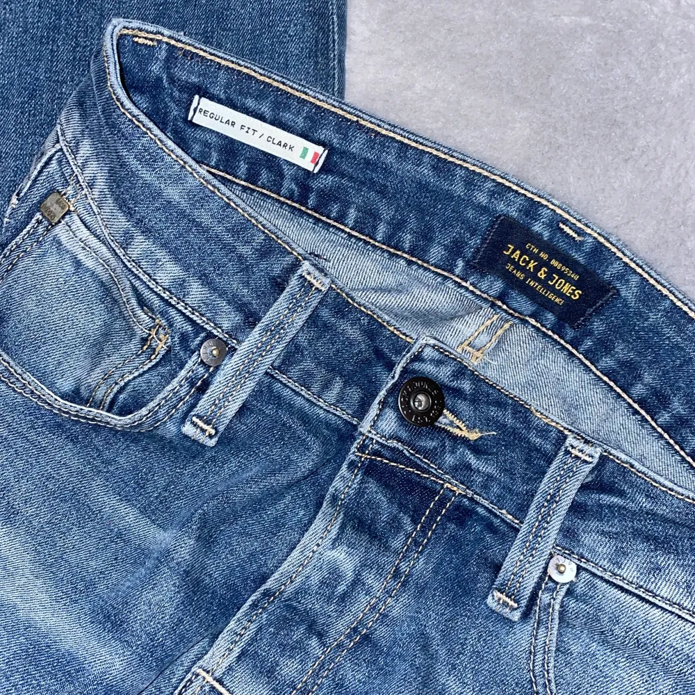 Jeans regular fit jack&jones  28/30 använd 3 ggr . Jeans & Byxor.