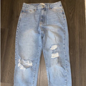 Jeans med hål  - Använda 1 gång!