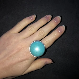 Ring i sten  - Ring i sten som är super unik💞💞🫶🏻köpte second hand men den är lite stor för mig tyvärr (19 mm) 💞(frakt med frimärke ligger på 14kr, billigare frakt)!