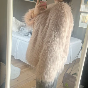 Pälsjacka - Pälsjacka i puderrosa färg. Oversized, passar XS-M
