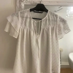 Vit blus, Zara  - Finaste vita blusen från zara med volanger! Säljs då den inte kommer till vidare användning längre, skriv för fler bilder!❤️