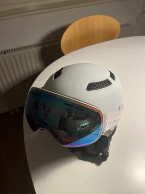 Skidglasögon  - Hej, jag säljer dessa snygga skidglasögon från everest, som är använda ett fåtal gånger.  Säljer för 300kr+frakt! Skriv om ni har frågor!❤️