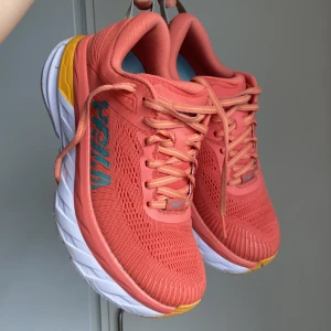 HOOKA BONDI 7  - OBS! Ej så bleka som på bild. Tydligt korall. Googla gärna för att få rätt uppfattning om färgen. Säljer mina HOOKA BONDI 7 i storlek 38. De är så gott som i nyskick. Använda väldigt få gånger pga har ett annat par jag använder istället. Otroligt sköna! 