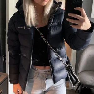 Sailracing jacka  - Säljer denna jacka i strl 160 men motsvarar xs då jag har det och den passar bra , den är i använt skick och har ett litet hål på armen och därav priset, perfekt nu till vintern !💘