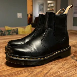 Dr. Martens chelsea boots stl 37 - Dr Martens Chelsea boots vegan stl 37, använda ett fåtal gånger, mycket fint skick.  Finns I Stockholm, kan också skickas, köparen betalar frakt. 