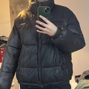 Vinterjacka weekday - Brun vinterjacka från weekday i storlek L  Jag brukar vanligtvis ha S men har den i L för att den ska va oversized