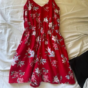 Superfin jumpsuit!! - Säljer denna jumpsuiten, perfekt nu på sommaren!! Nyskick, endast använd 2 ggr❤️ Säljes då den ej kommer till användning. Storlek 32 men passar en 34 oxå då den har justerbara band! Skriv om ni har några frågor❤️