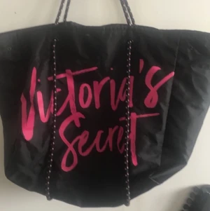 Victoria secret cloth/beach bag - Sälj inte längre, bra skick oanvänd nypris ligger runt 1200🫶🏽