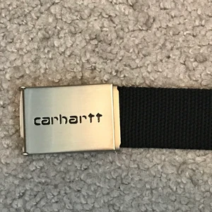 Carhartt bälte - Carhartt bälte i jätte bra skick, knappt använt. Storlek=107cm. Går att justera storleken till något mindre. Bara att kontakta mig om du har frågor!