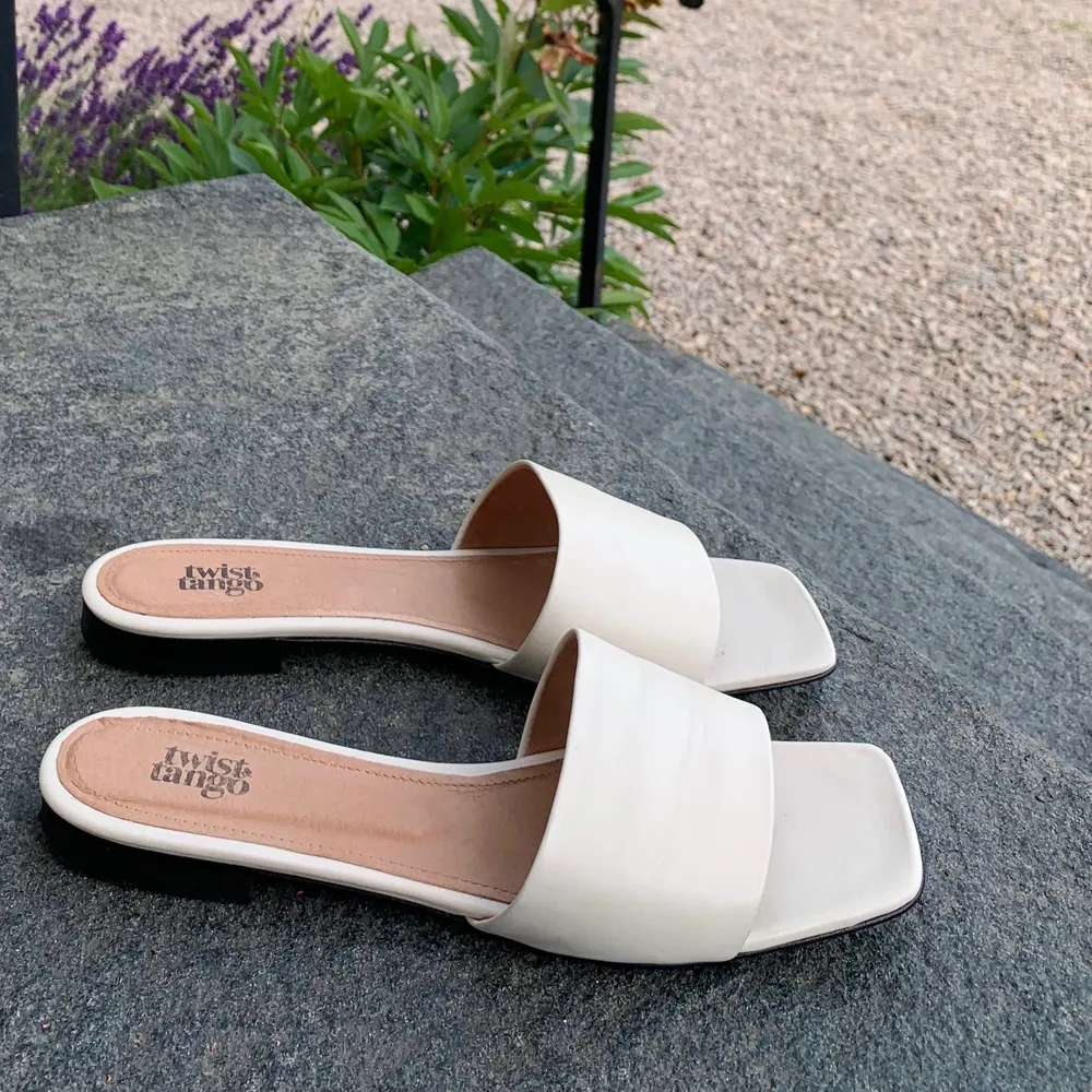 Ett par superfina sandaler ifrån twist&tango i storlek 39. Dom är vita/creme/ljus rosa i färgen. Använda 2 ggr. Nypris 1299kr . Skor.