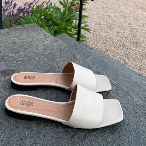 Ett par superfina sandaler ifrån twist&tango i storlek 39. Dom är vita/creme/ljus rosa i färgen. Använda 2 ggr. Nypris 1299kr 