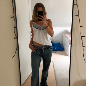 Vitt linne - Vitt somrigt linne. Passar någon som ungefär har storlek s. Kan mötas upp i Stockholm annars står köparen för frakt!