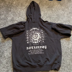 Oversized hoodie med tryck - Stjärntecken på de najs