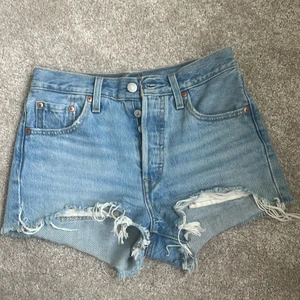 Levi’s shorts  - Bestämt mig för att sälja mina Levi’s shorts som bara är använda ett fåtal gånger. De är i storlek w24 och är lite små för mig, därför vill jag kolla vad jag kan få för dom. Ordinarie pris 550kr och de är köpta i affär.🥰🥰