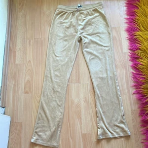 Juicy byxor - Säljer ett par juicy byxor i gamla modellen i en guld/gul färg och är använda ett få par gånger❤️❤️❤️