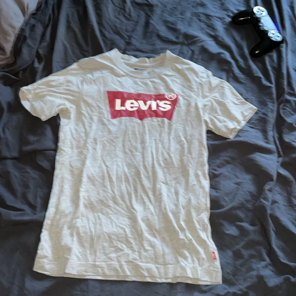 En grå Levis T-shirt i bra skick . T-shirts.
