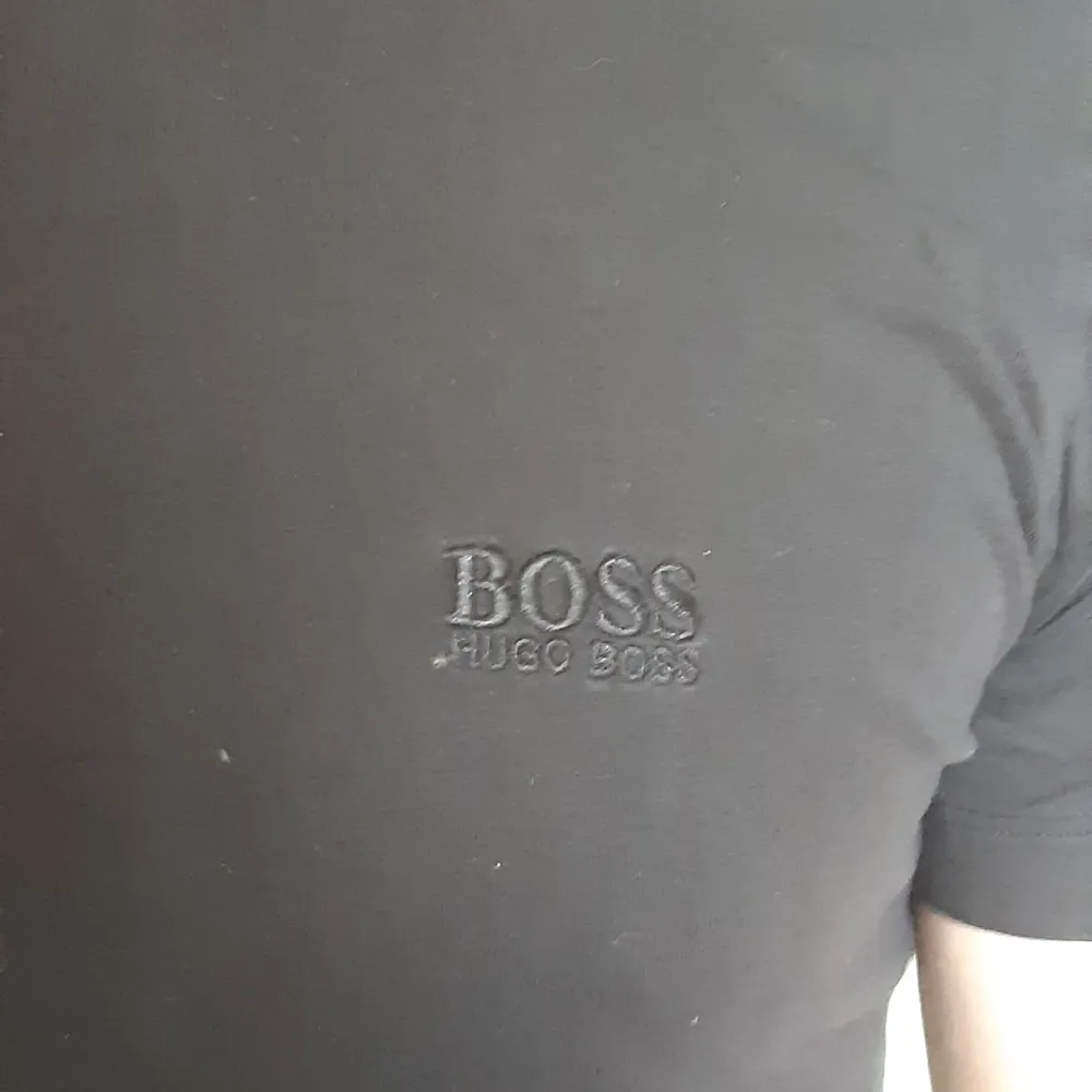 Svart Hugo Boss tshirt storlek S Mycket bra skick. T-shirts.