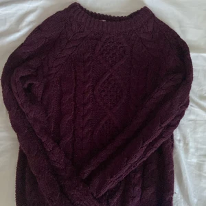 Stickad tröja  - Jättemysig vinröd stickad tröja!