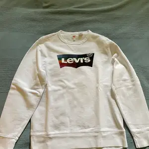 Hej jag säljer min vita Levis tröja. Den är inte använd mycket och är i ett bra skick vilket innebär att den inte har några fläckar eller hål. Jag går med på ett annat prisförslag 