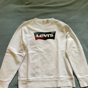 Levis tröja - Hej jag säljer min vita Levis tröja. Den är inte använd mycket och är i ett bra skick vilket innebär att den inte har några fläckar eller hål. Jag går med på ett annat prisförslag 