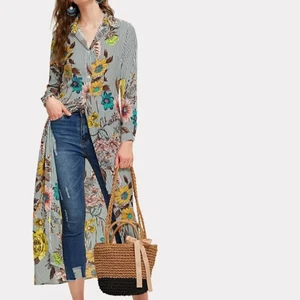 Lång skjorta - Skitsnygg, annorlunda långskjorta i randigt och blommigt. Man kan ha den öppen eller stängd, och den är mycket fin till jeans tex. Lite genomskinlig. Endast testad, insåg att den inte riktigt är min stil tyvärr. Storlek S. 300 kr, plus eventuell frakt. 