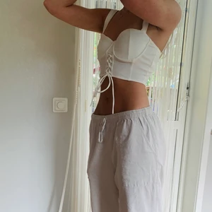 fin Zara-topp i gräddvitt - Storlek S men något tajtare under bygeln. Nyskick, använd en gång. Stretch-material. perfekt för en utekväll💞💞